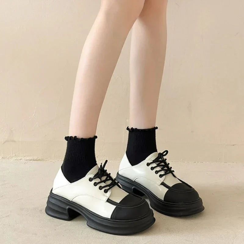 Stylischer zweifarbiger Damenmokassin mit orthopädischem Komfort und eleganten Schnürsenkeln