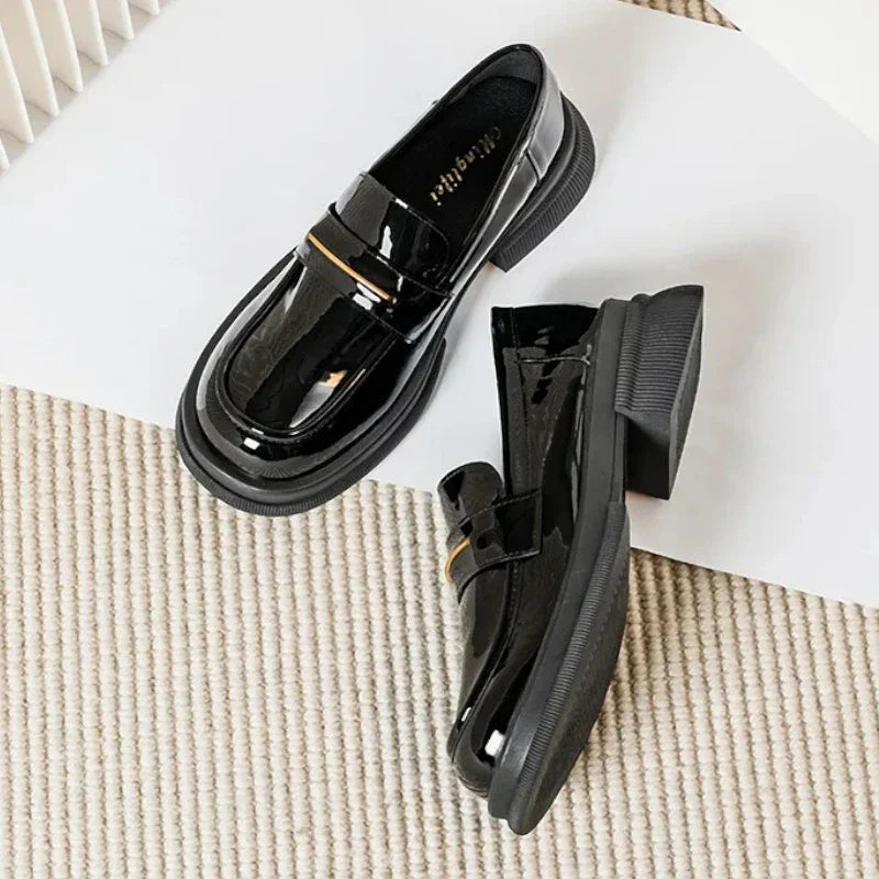 Orthopädischer Lackmokassin für Damen mit Absatz