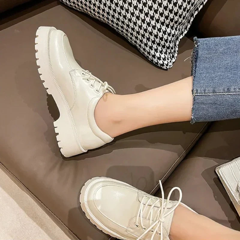 Orthopädischer Ledermokassin für Damen mit Schnürsenkeln