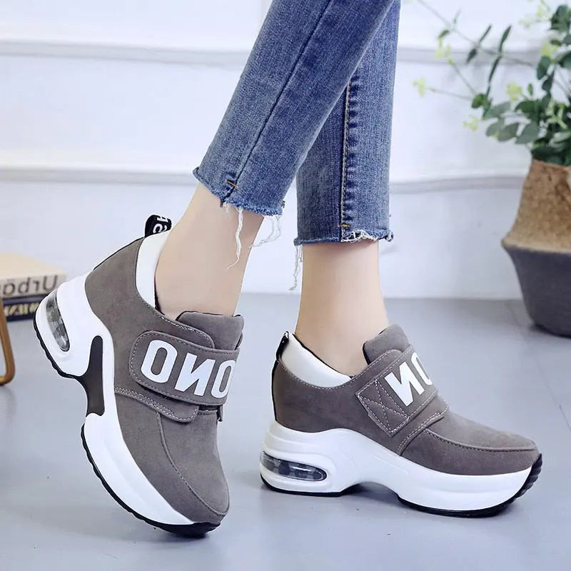 Stylische Wedge-Sneaker für Damen mit orthopädischem Komfort