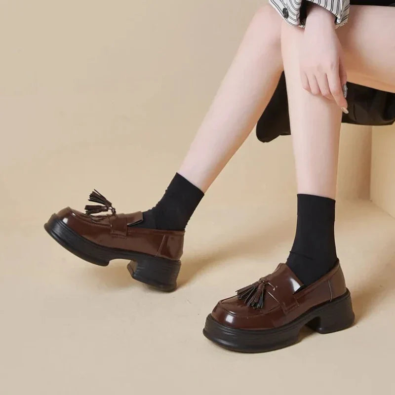 Orthopädischer Damenmokassin aus Lackleder mit Fransen