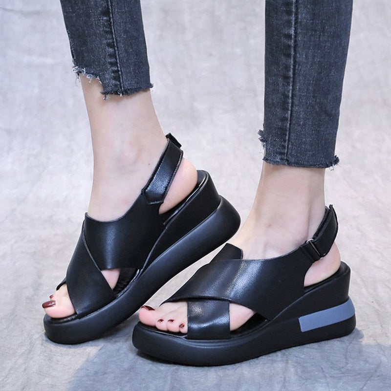 Bequeme orthopädische Sandalen mit elegantem Keilabsatz