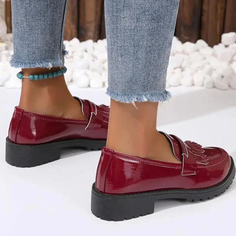 Stylische Damen-Lackmokassins mit orthopädischer Unterstützung und trendigen Fransen