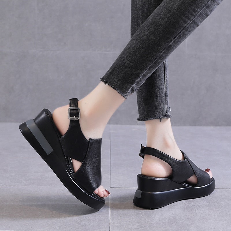 Bequeme orthopädische Sandalen mit elegantem Keilabsatz