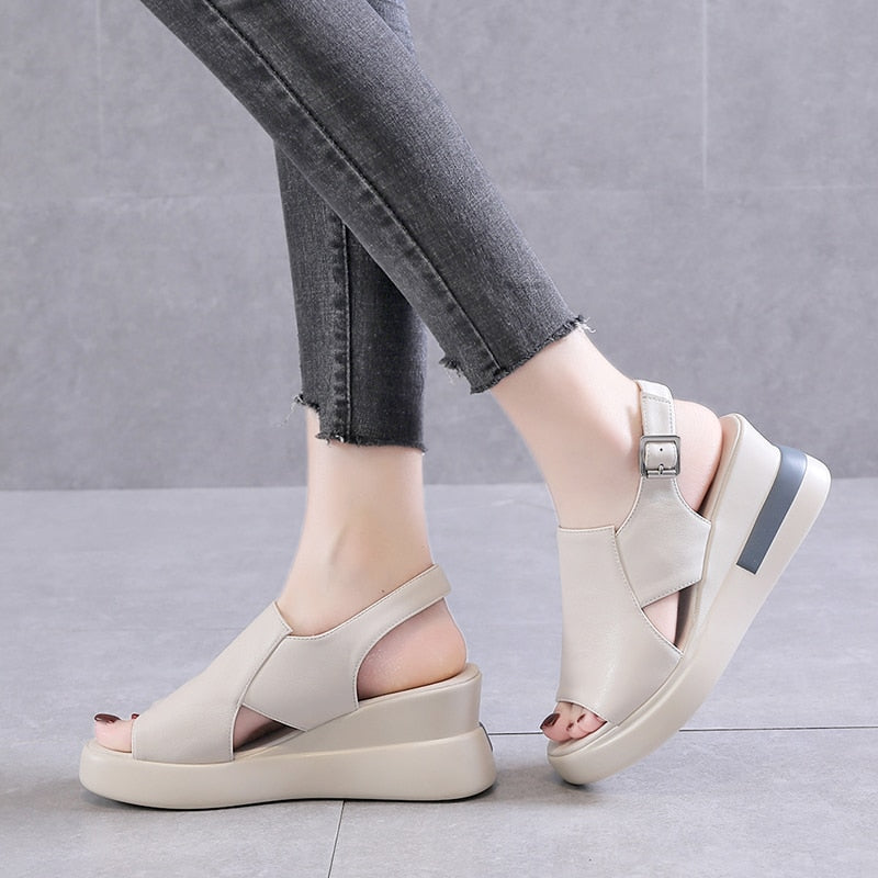Bequeme orthopädische Sandalen mit elegantem Keilabsatz