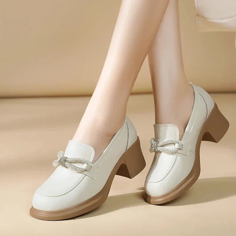 Elegante orthopädische Ledermokassins für Damen mit Komfortabsatz