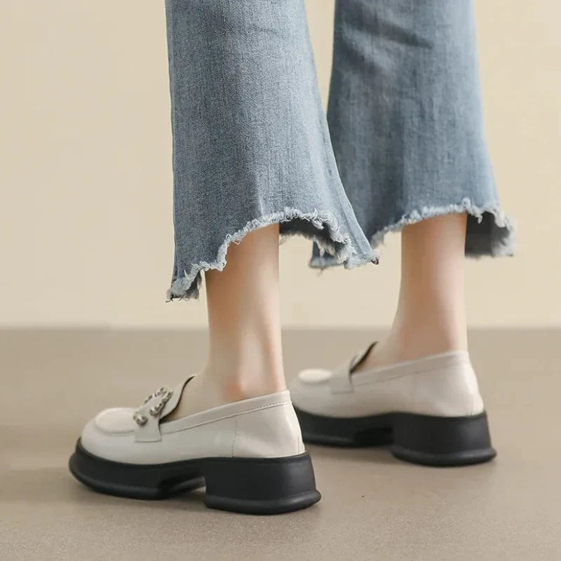 Orthopädischer Mokassin für Damen, verziert mit einer floralen Schnalle