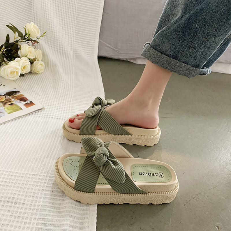 Zauberhafte Sommersandalen mit bequemer, dicker Sohle und verspieltem Fliegenmotiv