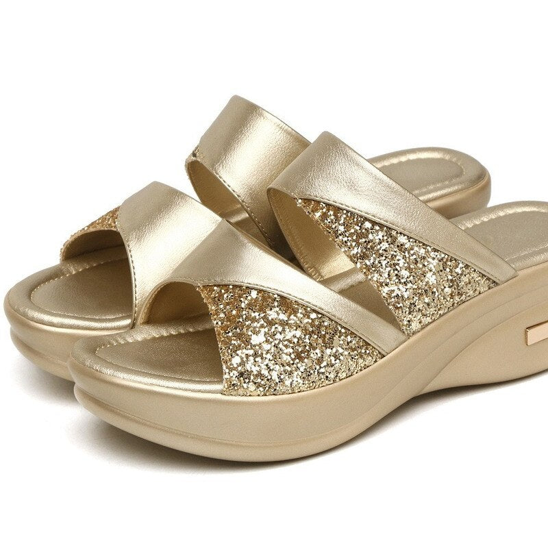 Bequeme Sommersandalen mit Pailletten-Keilabsatz und Plateausohle