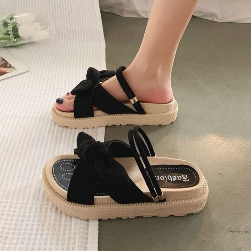Zauberhafte Sommersandalen mit bequemer, dicker Sohle und verspieltem Fliegenmotiv