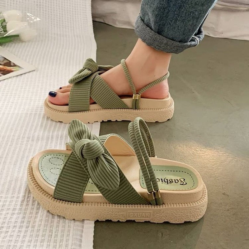 Zauberhafte Sommersandalen mit bequemer, dicker Sohle und verspieltem Fliegenmotiv