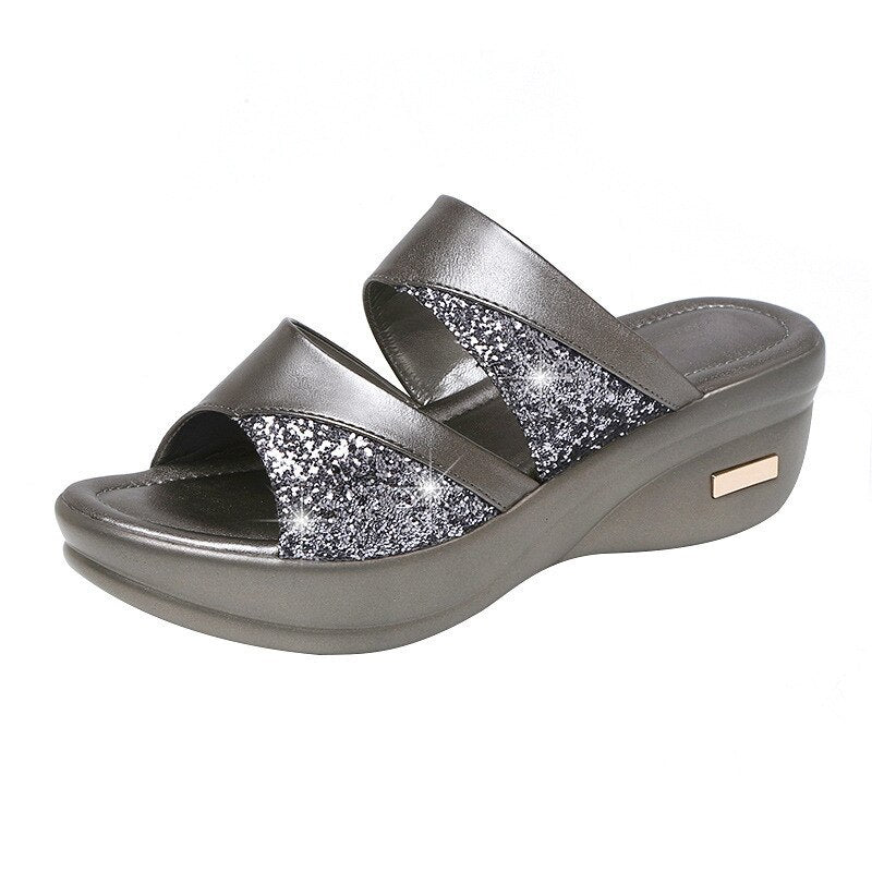 Bequeme Sommersandalen mit Pailletten-Keilabsatz und Plateausohle