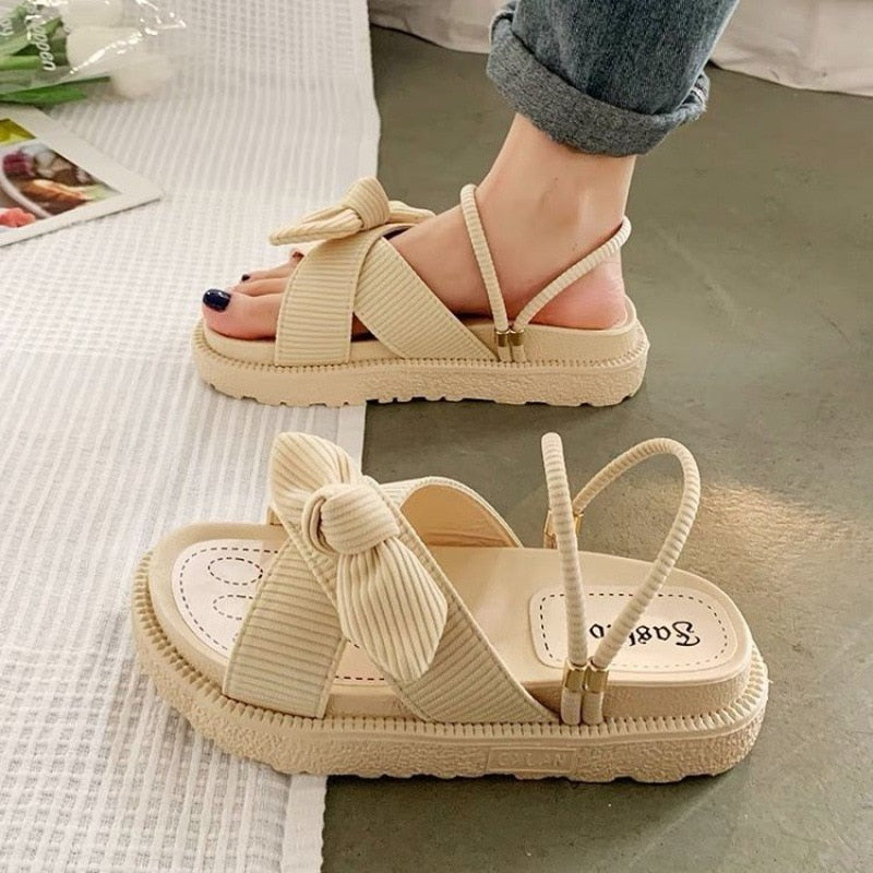Zauberhafte Sommersandalen mit bequemer, dicker Sohle und verspieltem Fliegenmotiv