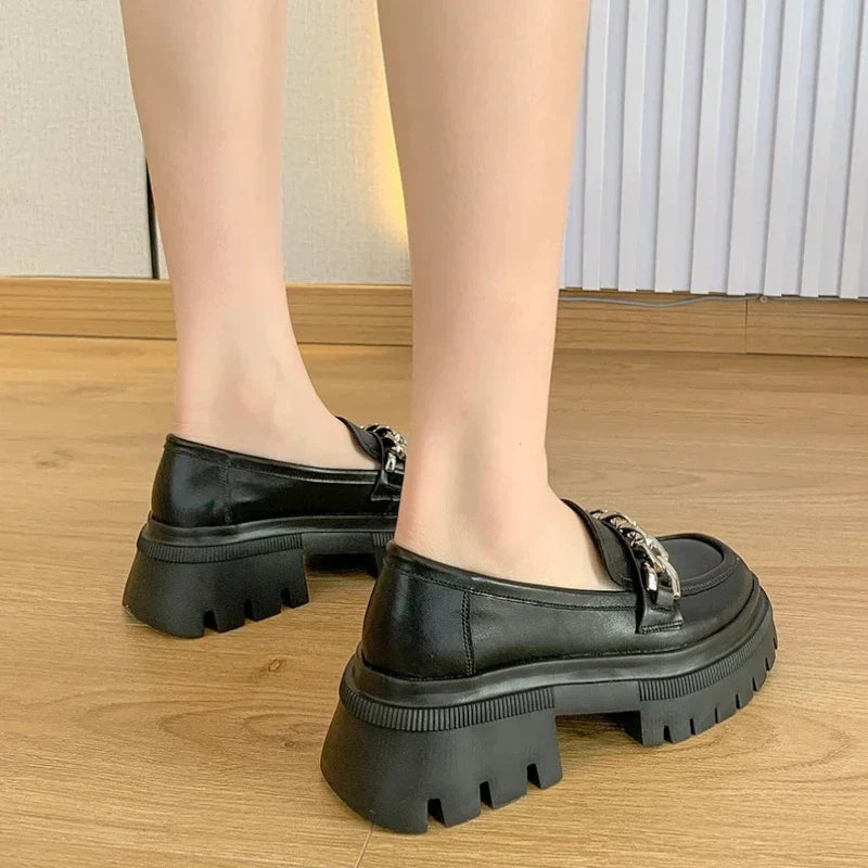 Stylische Damen-Lackmokassins mit bequemen Keilabsatz für optimalen Tragekomfort