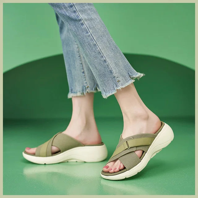 Leichte orthopädische Damensandale mit modischen Kreuzriemen