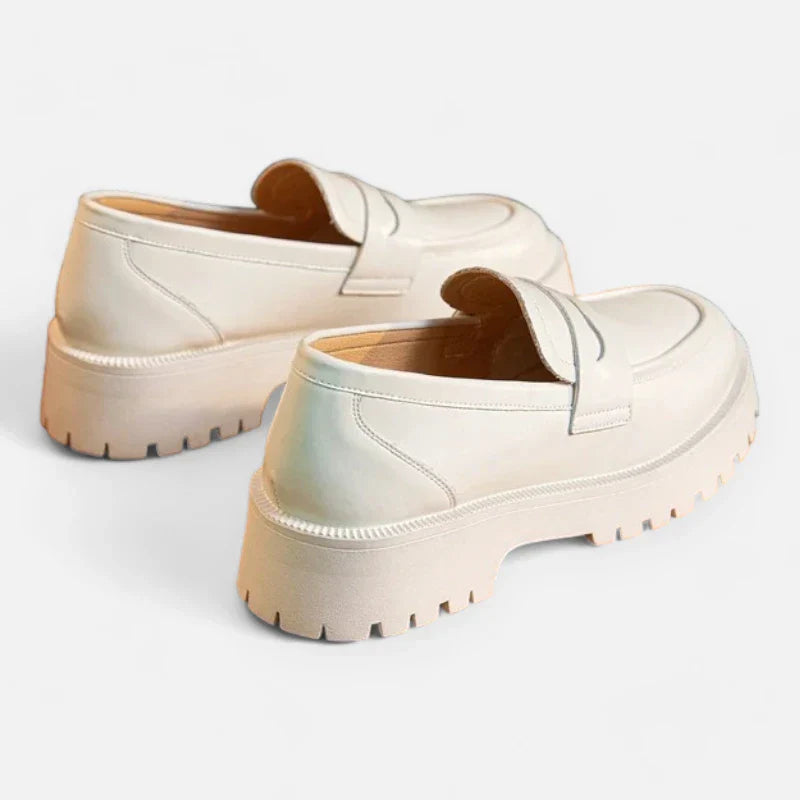 Elegante Damen-Mokassins mit orthopädischer Einlage und stilvollen Keilabsätzen aus hochwertigem Spaltleder