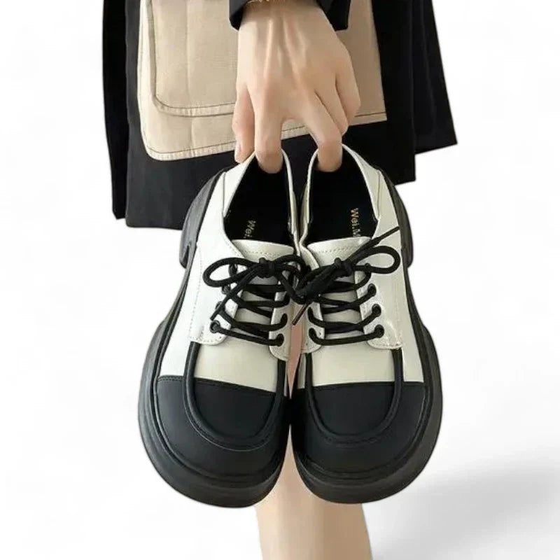 Stylischer zweifarbiger Damenmokassin mit orthopädischem Komfort und eleganten Schnürsenkeln