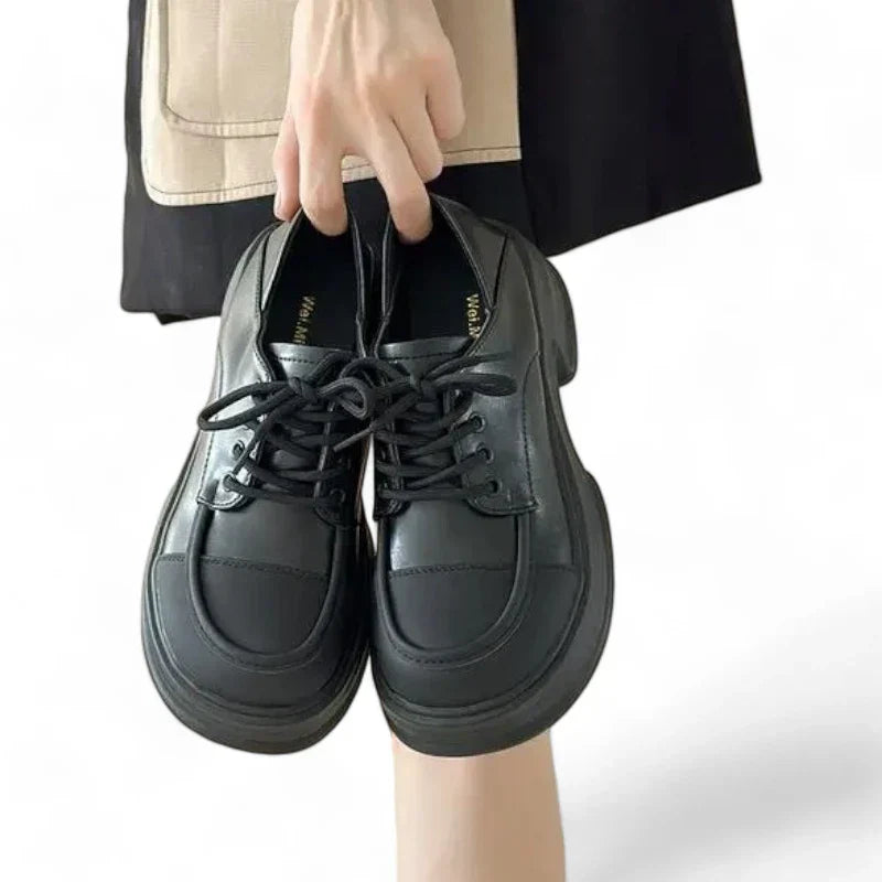 Stylischer zweifarbiger Damenmokassin mit orthopädischem Komfort und eleganten Schnürsenkeln