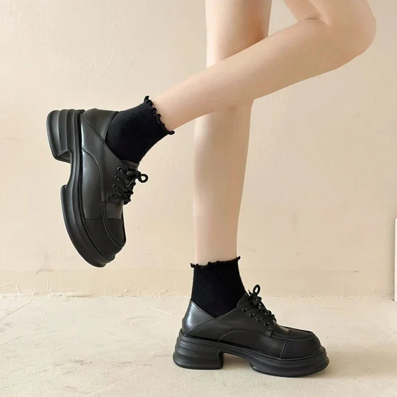 Stylischer zweifarbiger Damenmokassin mit orthopädischem Komfort und eleganten Schnürsenkeln