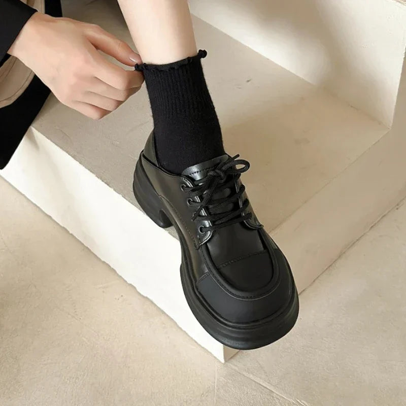 Stylischer zweifarbiger Damenmokassin mit orthopädischem Komfort und eleganten Schnürsenkeln