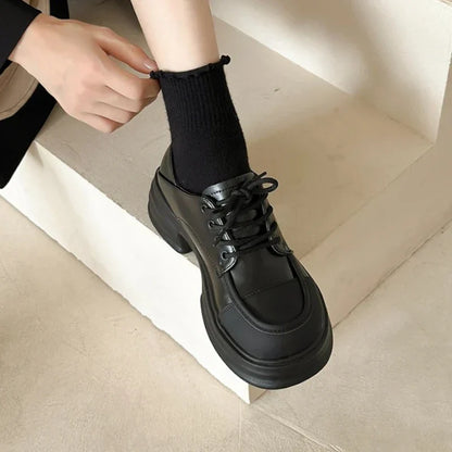 Stylischer zweifarbiger Damenmokassin mit orthopädischem Komfort und eleganten Schnürsenkeln