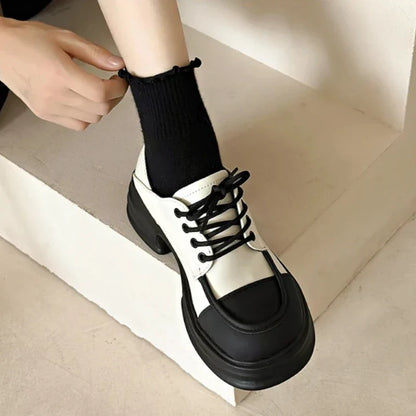 Stylischer zweifarbiger Damenmokassin mit orthopädischem Komfort und eleganten Schnürsenkeln