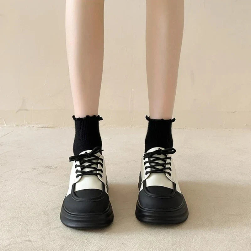 Stylischer zweifarbiger Damenmokassin mit orthopädischem Komfort und eleganten Schnürsenkeln