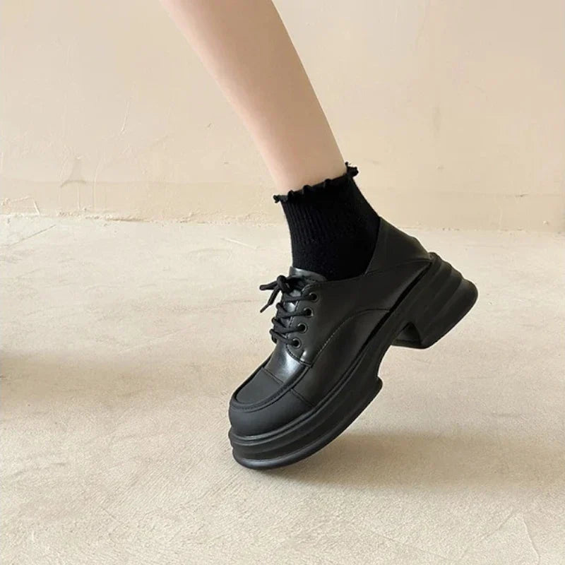 Stylischer zweifarbiger Damenmokassin mit orthopädischem Komfort und eleganten Schnürsenkeln