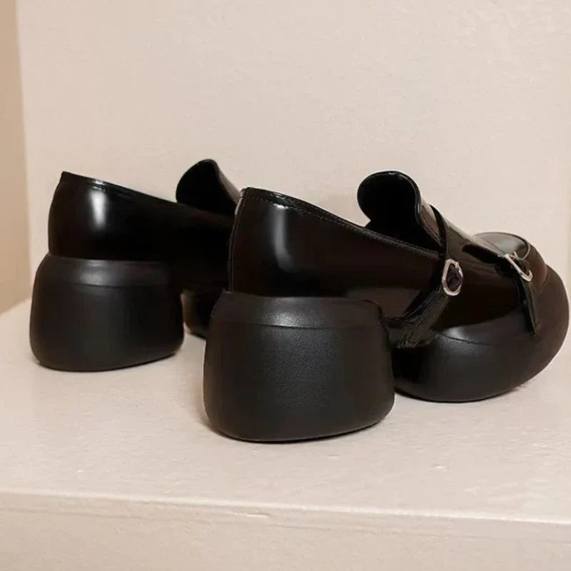 Stylische Damenmokassins im Punk-Style mit komfortablen Lackkeilen