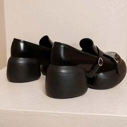 Stylische Damenmokassins im Punk-Style mit komfortablen Lackkeilen