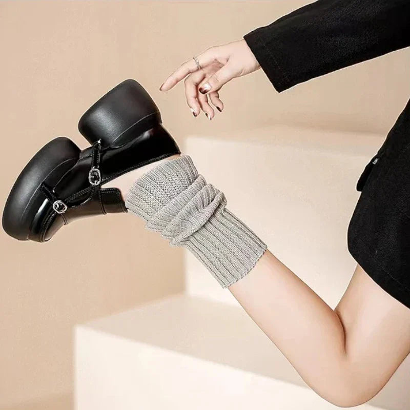 Stylische Damenmokassins im Punk-Style mit komfortablen Lackkeilen