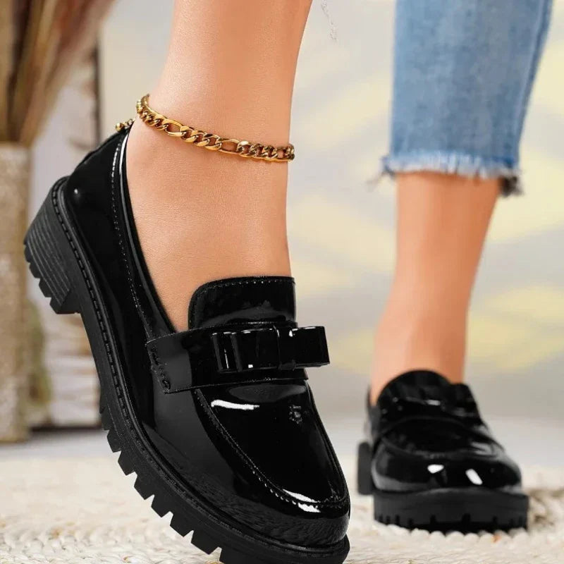 Orthopädischer Damen-Lackmokassin mit Absatz und eleganter Schleife