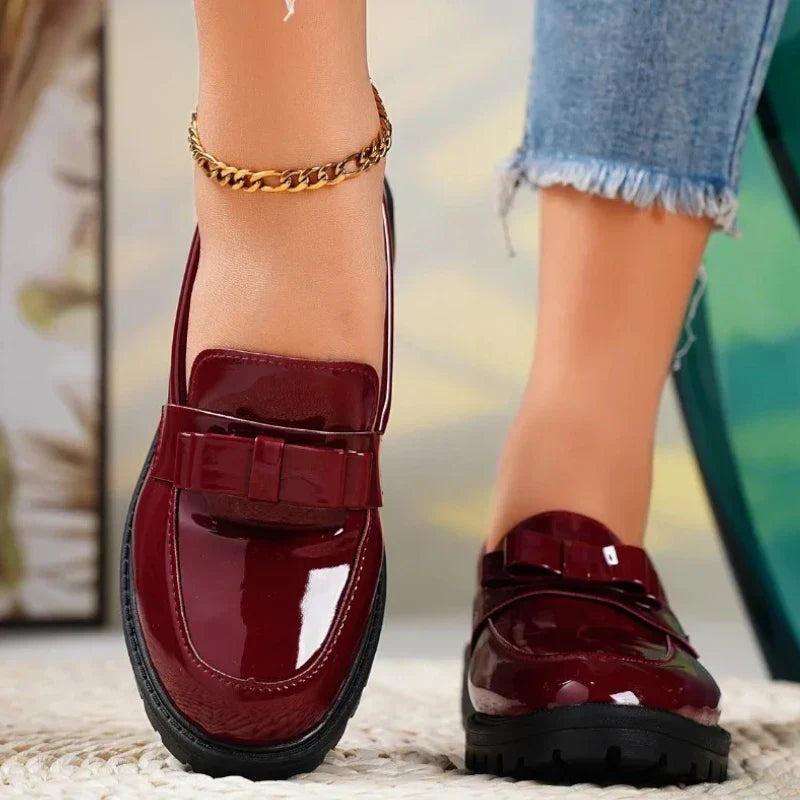 Orthopädischer Damen-Lackmokassin mit Absatz und eleganter Schleife