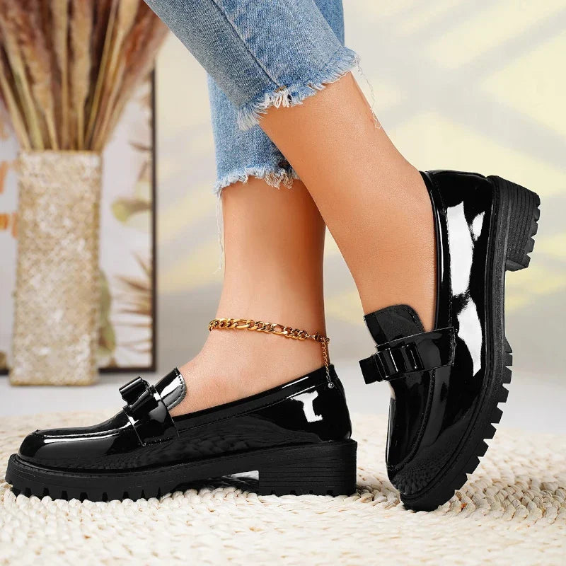 Orthopädischer Damen-Lackmokassin mit Absatz und eleganter Schleife