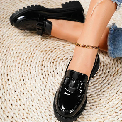 Orthopädischer Damen-Lackmokassin mit Absatz und eleganter Schleife