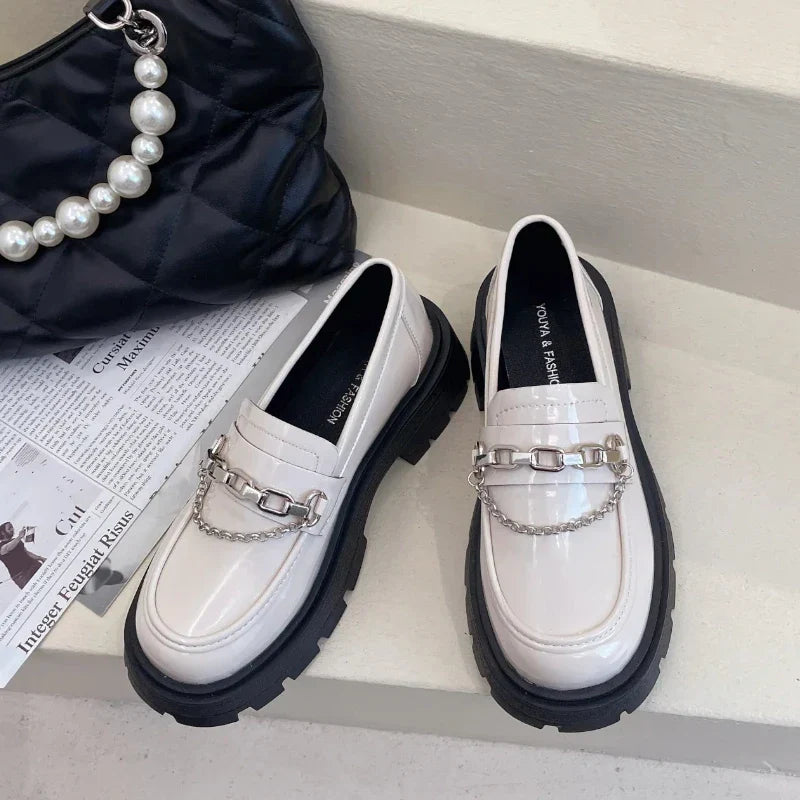 Stylische Damenmokassins mit Wedge-Absätzen im modischen Rock-Design für optimalen Komfort