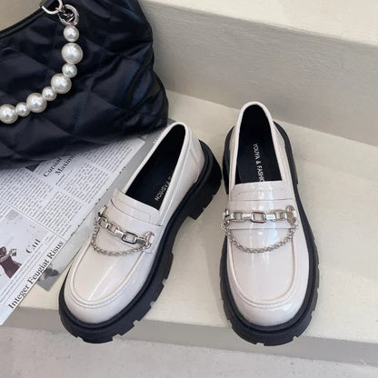 Stylische Damenmokassins mit Wedge-Absätzen im modischen Rock-Design für optimalen Komfort