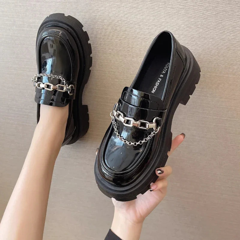 Stylische Damenmokassins mit Wedge-Absätzen im modischen Rock-Design für optimalen Komfort