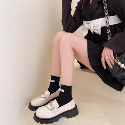 Stylische Damenmokassins mit Wedge-Absätzen im modischen Rock-Design für optimalen Komfort