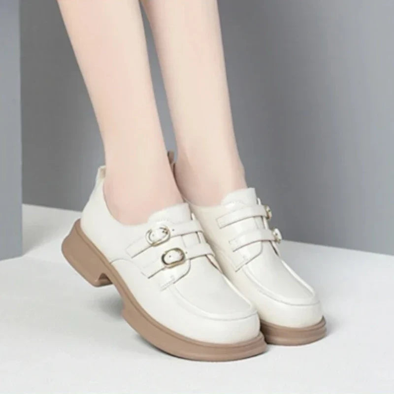 Elegante orthopädische Damenschuhe mit stilvollen Lederschnallen