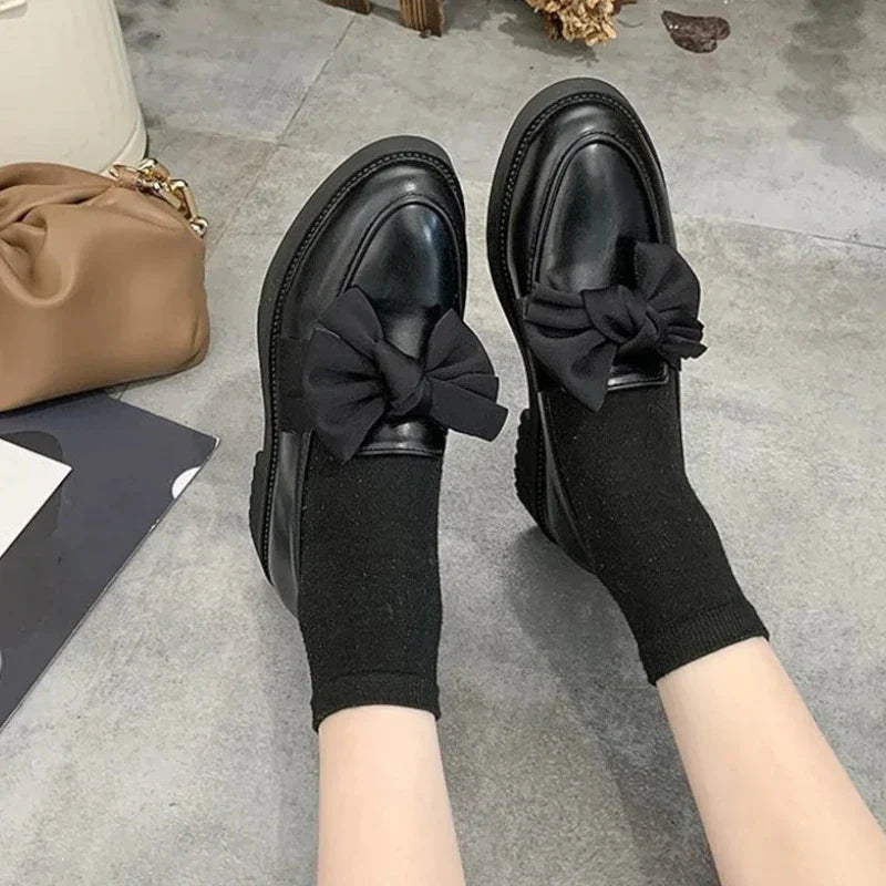 Orthopädischer Mokassin für Damen mit abgerundeter Spitze