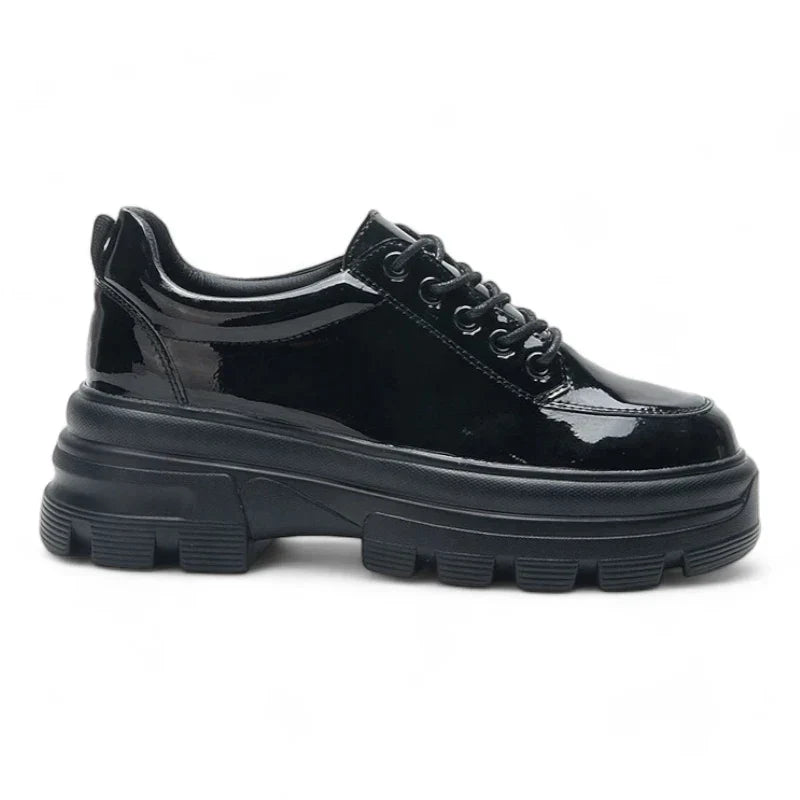 Orthopädischer Mokassin für Damen mit Keilabsätzen und Schnürsenkeln aus Lackleder