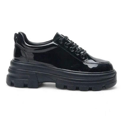 Orthopädischer Mokassin für Damen mit Keilabsätzen und Schnürsenkeln aus Lackleder