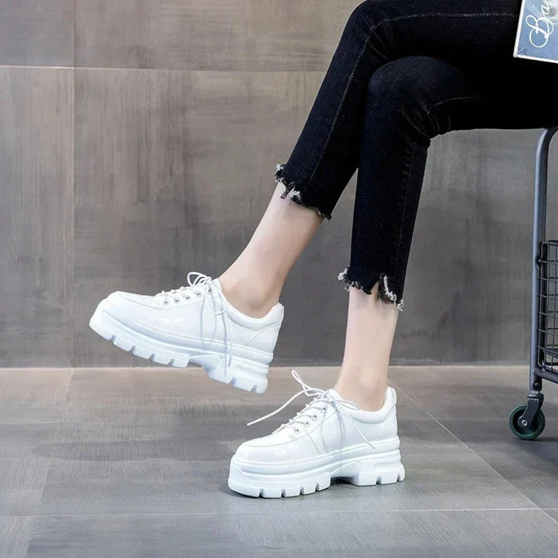 Orthopädischer Mokassin für Damen mit Keilabsätzen und Schnürsenkeln aus Lackleder