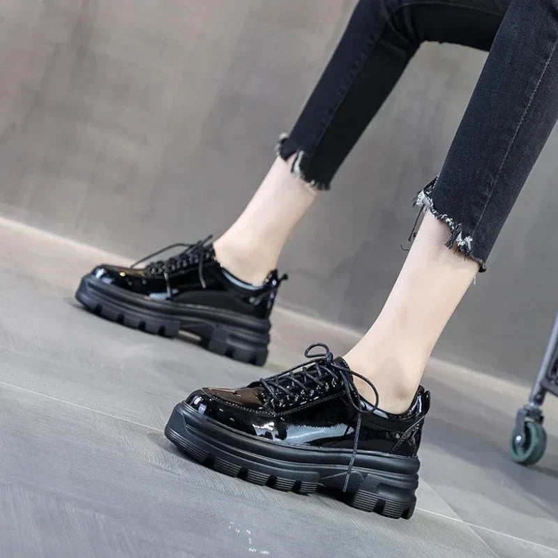 Orthopädischer Mokassin für Damen mit Keilabsätzen und Schnürsenkeln aus Lackleder