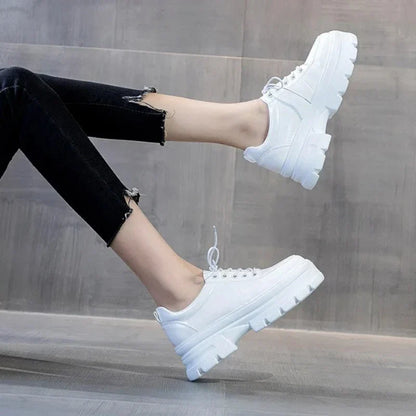 Orthopädischer Mokassin für Damen mit Keilabsätzen und Schnürsenkeln aus Lackleder