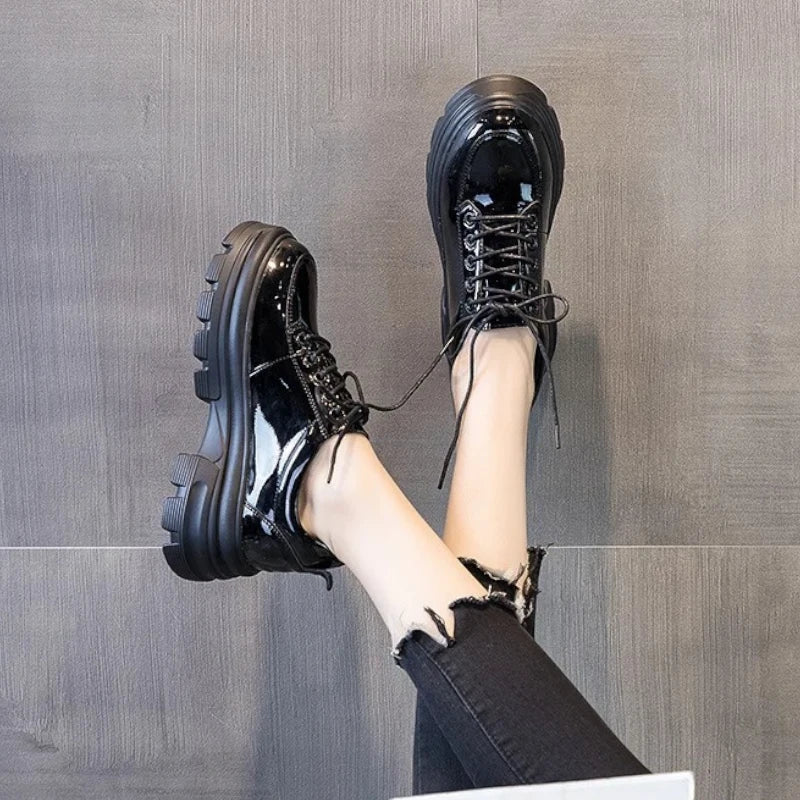 Orthopädischer Mokassin für Damen mit Keilabsätzen und Schnürsenkeln aus Lackleder