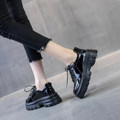 Orthopädischer Mokassin für Damen mit Keilabsätzen und Schnürsenkeln aus Lackleder