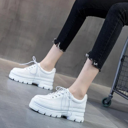 Orthopädischer Mokassin für Damen mit Keilabsätzen und Schnürsenkeln aus Lackleder