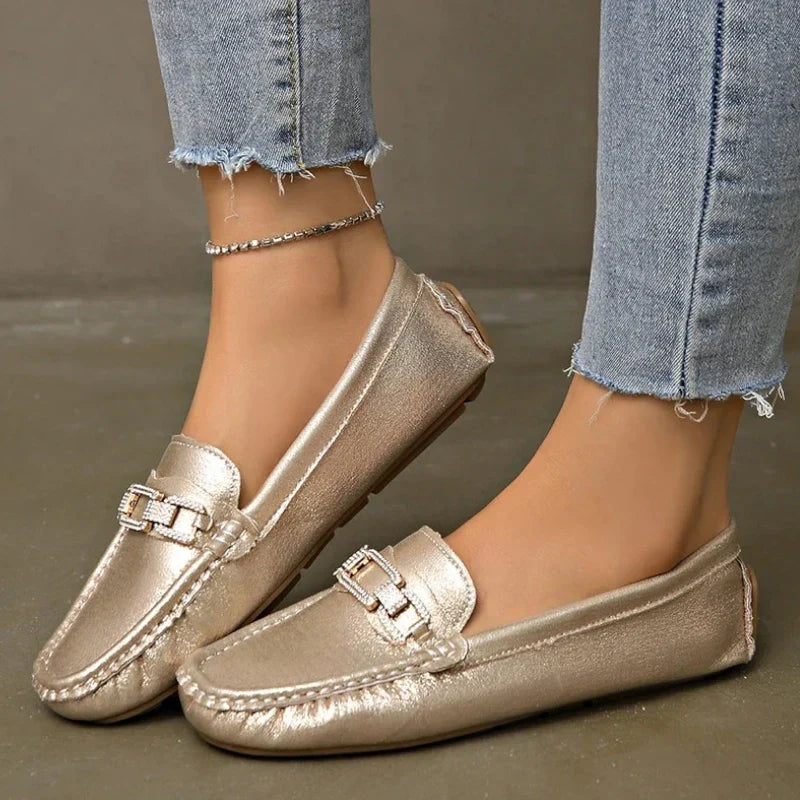 Elegante orthopädische Mokassins für Damen mit glamourösen goldenen Ballerinas